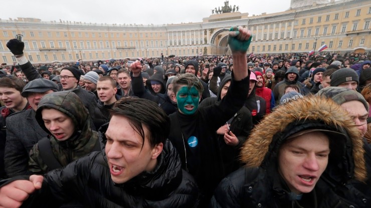 Rosyjska prasa: Kreml przed dylematem, jak reagować na protesty