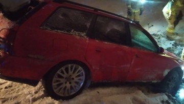 Policyjny pościg za audi z przywiązanymi sankami. Kierowca nietrzeźwy