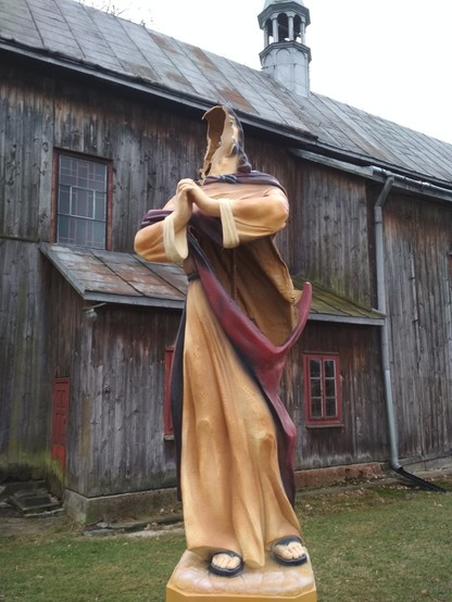 Zniszczono 22 figury świętych przy kościele parafialnym w Zarzeczu