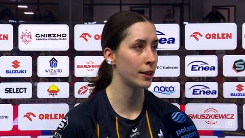 Portret młodej kobiety, siatkarki, na tle ścianki z logotypami sponsor&oacute;w.