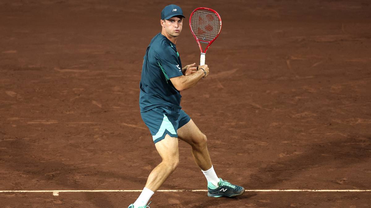 Tenisista Tommy Paul podczas meczu na korcie ziemnym