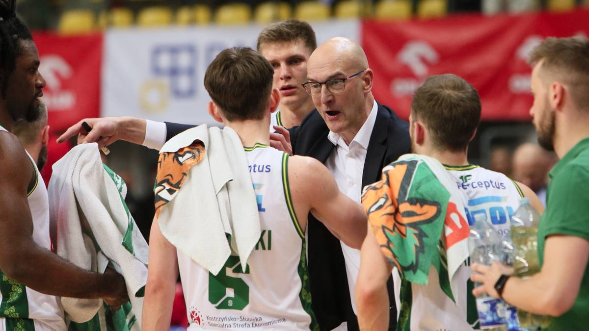 Trener drużyny Orlen Zastal Zielona G&oacute;ra rozmawia z zawodnikami podczas przerwy w meczu.