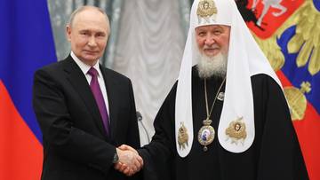 Władimir Putin i Patriarcha Cyryl I ściskają sobie dłonie.