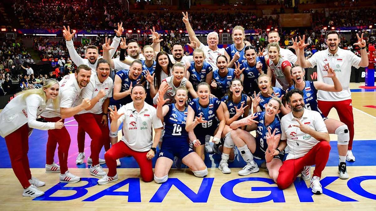 Siatkarki reprezentacji Polski w siatkówce świętują zwycięstwo, trzymając puchar, na tle tłumu kibiców.