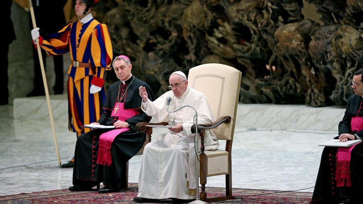 Słone odszkodowanie za papieskie sutanny