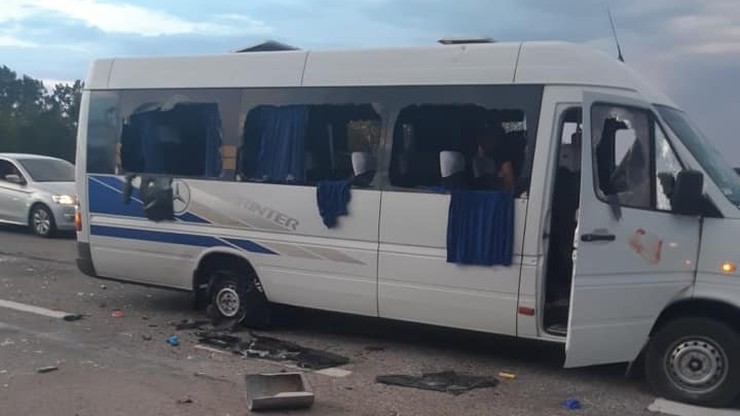 Ukraina: autobus ostrzelany na trasie. Są ranni