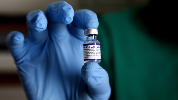 Ministerstwo Zdrowia: zaledwie 1,7 proc. w pełni zaszczepionych  przeciw COVID-19 zostało zakażonych