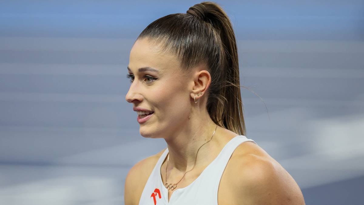 Lekkoatletka w białej koszulce sportowej podczas zawod&oacute;w