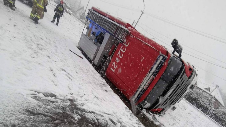 Atak zimy w Beskidach. Strażacy jechali do wypadku, ale wpadli w poślizg i mieli wywrotkę
