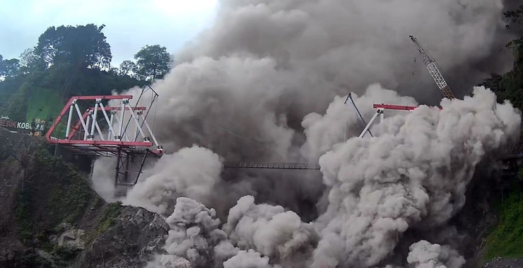 Na zdjęciu most zniszczony przez materiał wulkaniczny w Lumajang we Wschodniej Jawie.