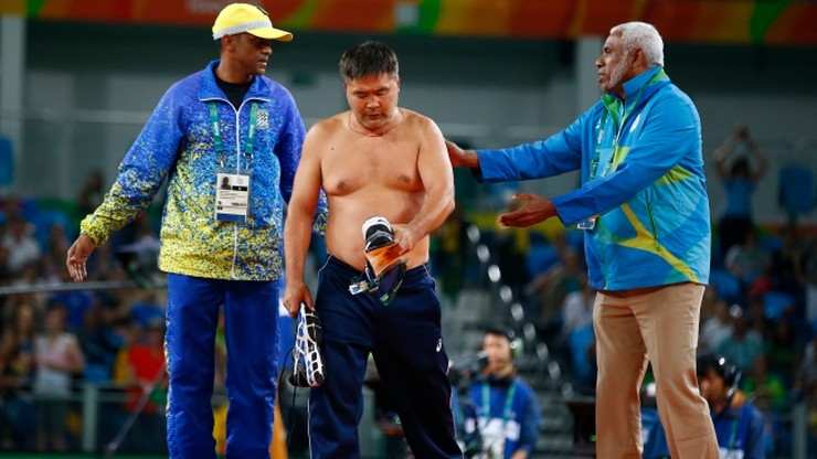 Rio 2016: Protest mongolskich trenerów, czyli striptiz na macie (ZDJĘCIA)