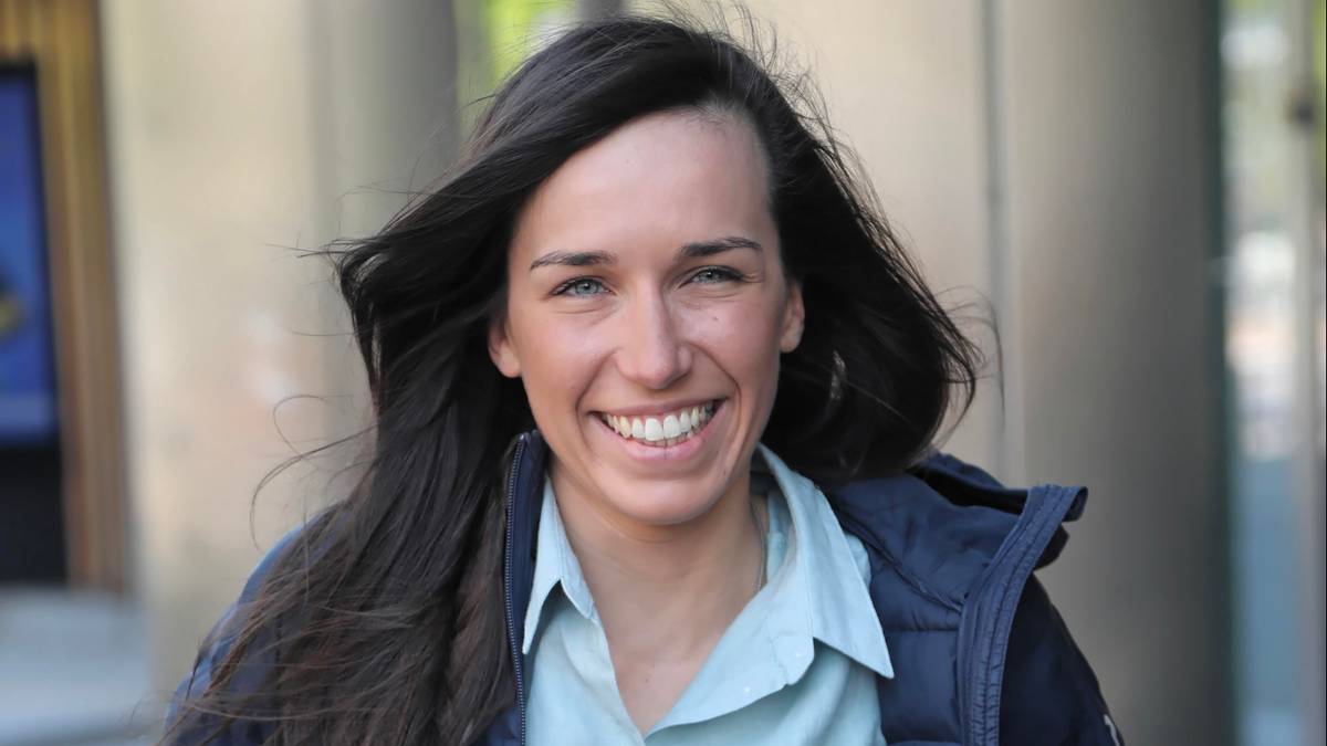 Zuzanna Witych, uśmiechnięta kobieta w kurtce i koszuli