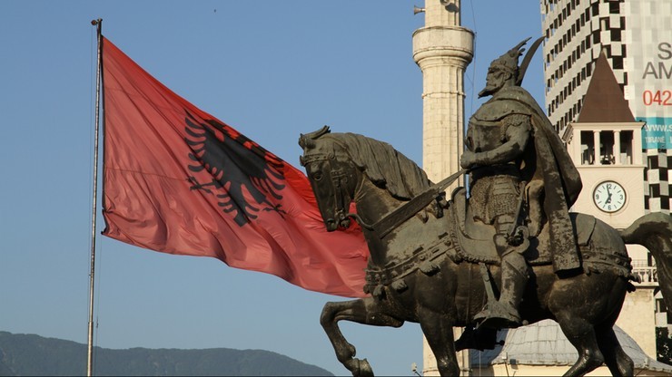 Dwaj albańscy deputowani i mer pozbawieni mandatu. Przez kryminalną przeszłość