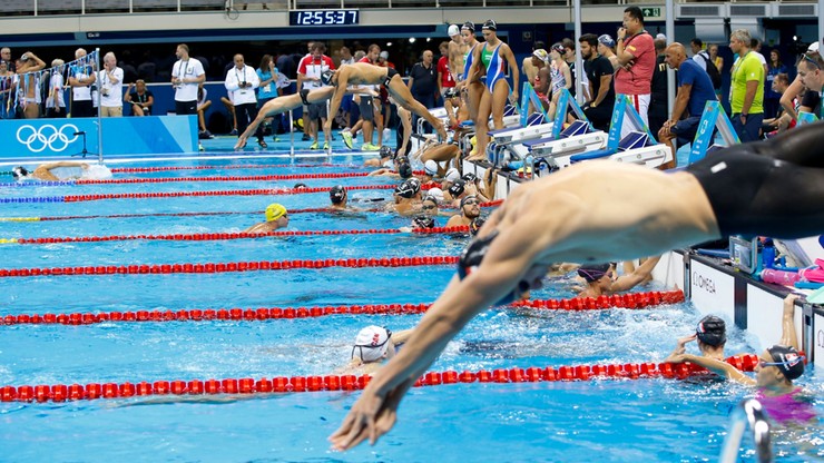 Kanadyjski pływak przed każdym startem pokazuje ojcu… środkowy palec