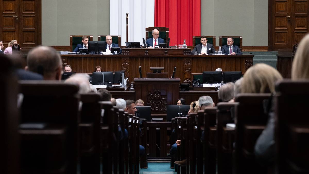 Konfederacja ściga PiS w najnowszym sondażu. istotny koalicjant poza Sejmem