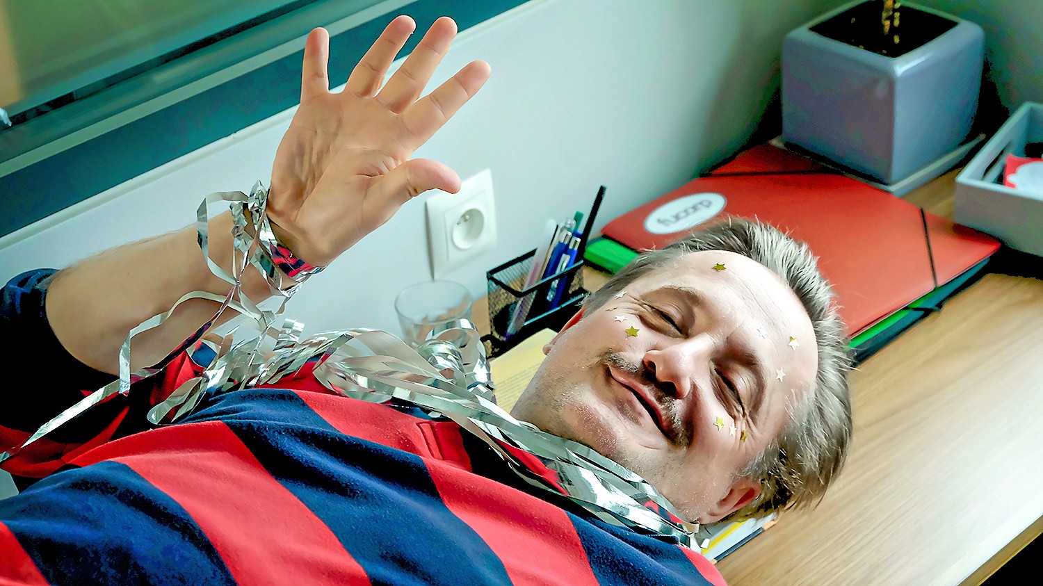 Piękni i bezrobotni - odcinek 2: Junior koty na podbój korpo - Polsat.pl