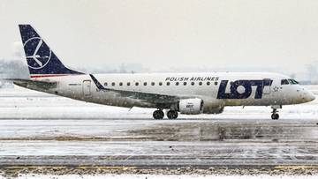 Samolot PLL LOT na tle zimowego krajobrazu.
