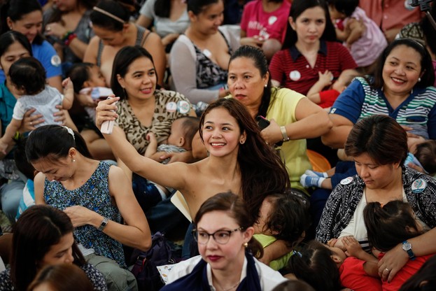 500 kobiet karmiło piersią na ulicach Filipin