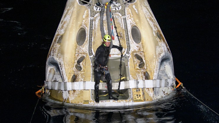 Kapsuła Dragon z astronautami wylądowała u wybrzeży Florydy