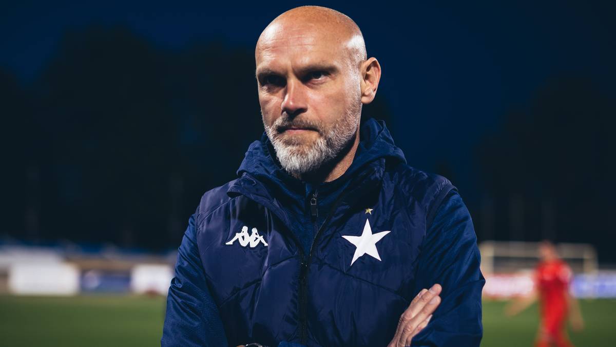Mariusz Jop, trener Wisły Krak&oacute;w, stoi na boisku