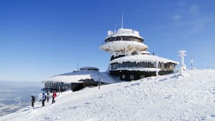 19.02.2020 11:00 Huraganowy wiatr na Śnieżce niszczy budynek obserwatorium. Zamknięto wszystkie szlaki na szczyt