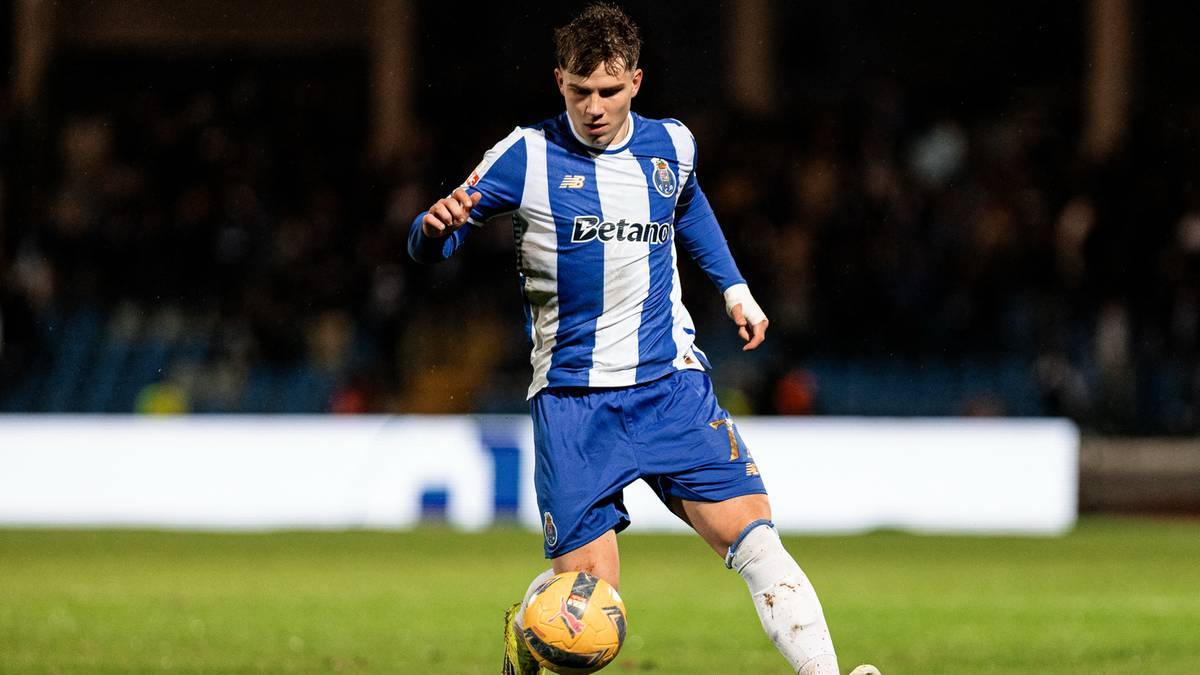 Piłkarz FC Porto z piłką na boisku