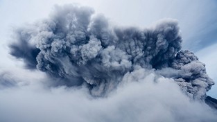 01.03.2021 07:00 Na ludzi spadają kamienie wyrzucane przez wulkan Etna. Erupcja staje się coraz gwałtowniejsza