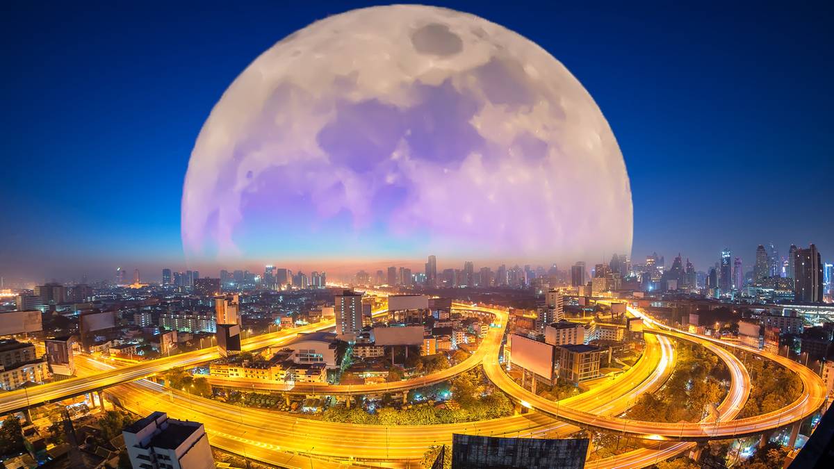 Widok nocnego miasta z ogromnym Księżycem na niebie.
