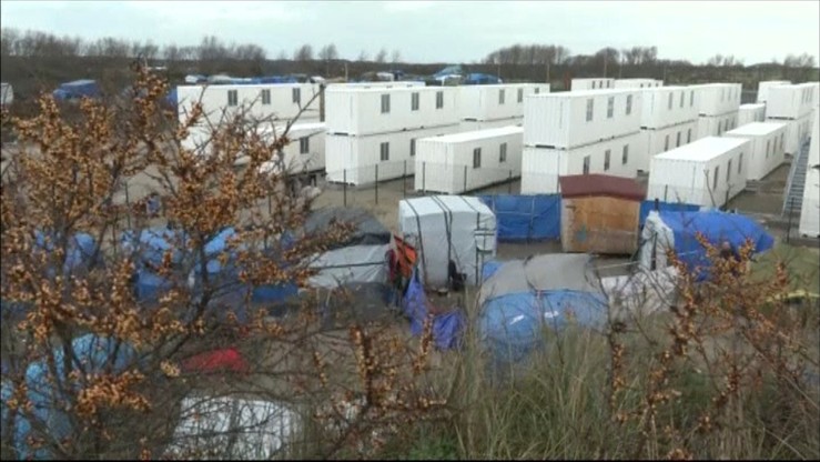 Kontenery dla uchodźców stanęły w "Dżungli". W obozie w Calais koczują tysiące uchodźców