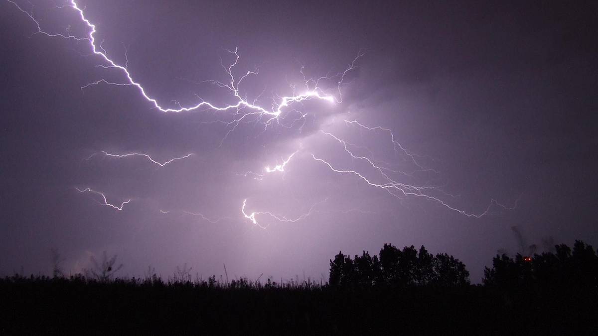 Burze nie dadzą odpocząć. Większość województw w alertach, spadnie grad