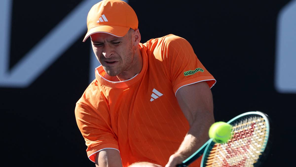 Hubert Hurkacz wykonuje forhend podczas meczu tenisowego.