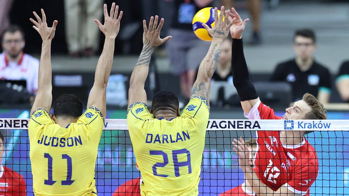 Siatkarze Polski i Brazylii w akcji podczas meczu siatkówki.