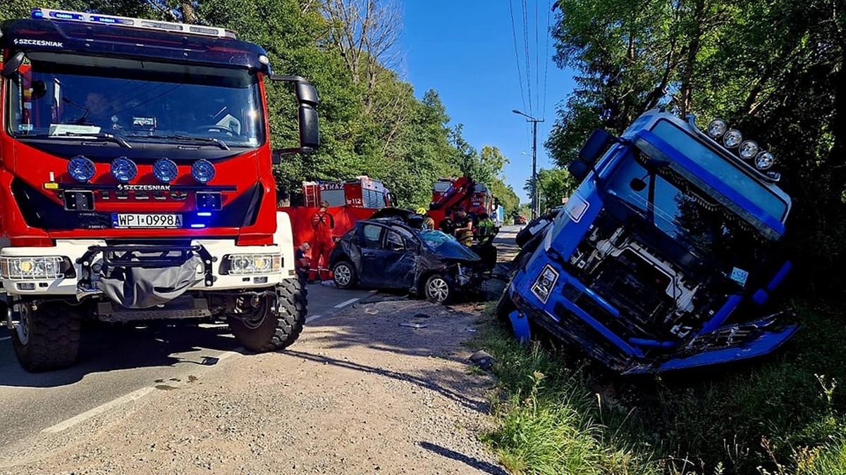Śmiertelny wypadek pod Warszawą. Auto zderzyło się z ciężarówką. Policja poszukuje świadków