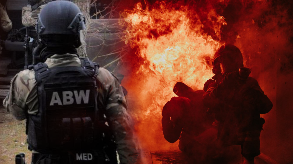 Funkcjonariusz ABW w kamizelce taktycznej z napisem "ABW" na plecach, obok widok płonącego obiektu z sylwetką osoby w kłębach dymu.