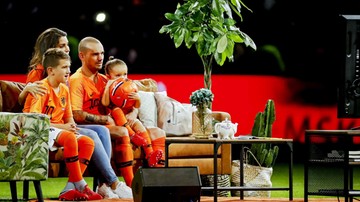 Sneijder pożegnał się z reprezentacją Holandii. Zasiadł wygodnie na kanapie (WIDEO)
