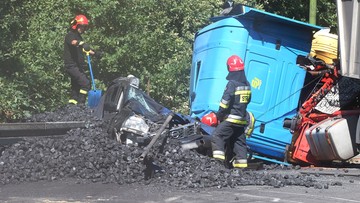 Kierował Ciężarówką Z Węglem, Która Przewróciła Się Na Osobówkę. Grozi Mu Do Ośmiu Lat Więzienia - Polsat News