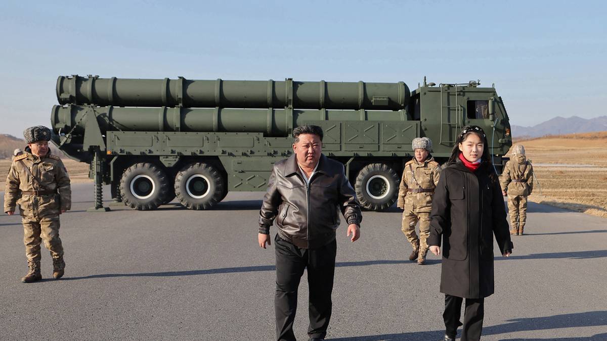 Korea Północna testuje pociski. Kim Dzong Un pokazał się z córką