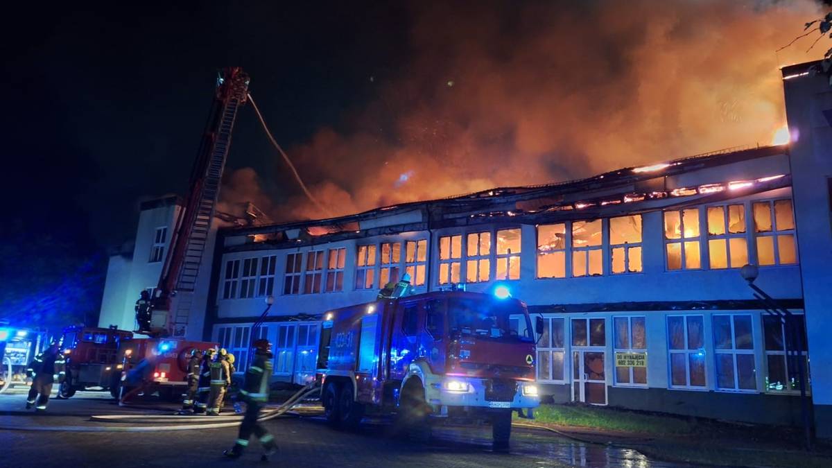 Ogromny pożar w Hajnówce, płonie budynek handlowo-usługowy. W akcji ponad 20 zastępów straży
