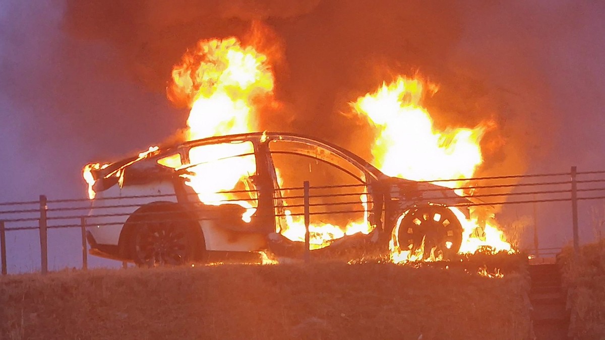 Płonąca tesla na autostradzie w Nowych Marzach. Straty oszacowano na około 400 tysięcy