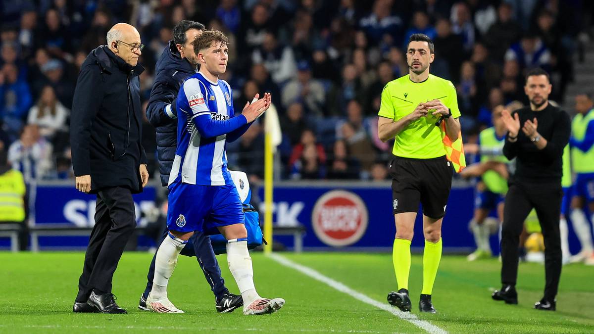 Piłkarz FC Porto, Oskar Pietuszewski, schodzi z boiska, oklaskiwany przez kibic&oacute;w.