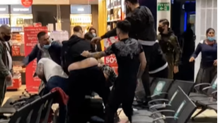 Bójka na lotnisku. 17 aresztowanych, ludzie chowali się w sklepach