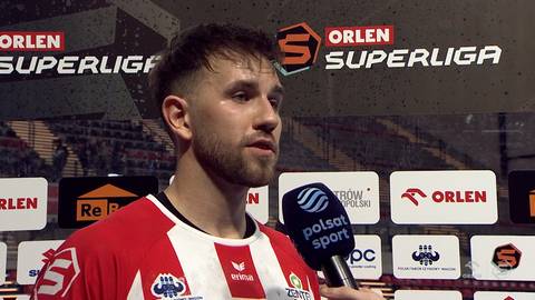 Młody mężczyzna w stroju sportowym udziela wywiadu przed mikrofonem z logotypami ORLEN SUPERLIGA w tle.