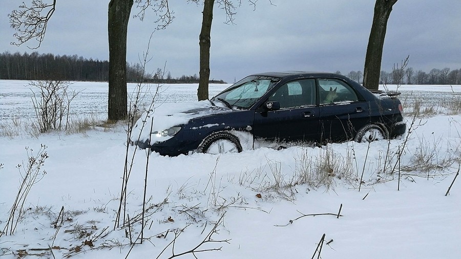 Zaspy śnieżne na drodze. Fot. Igor / TwojaPogoda.pl