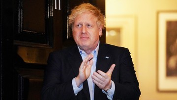 "Czuję się już lepiej, choć wciąż mam gorączkę". Boris Johnson o przebiegu COVID-19