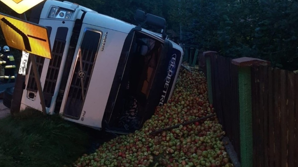 Wypadek ciężarówki w Przyborowie. Tony jabłek w rowie