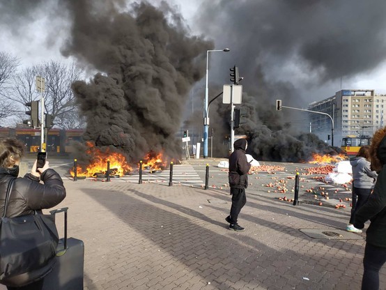 Świńskie łby i płonące opony na jezdni. Rolnicy z AGROunii zablokowali plac Zawiszy w Warszawie
