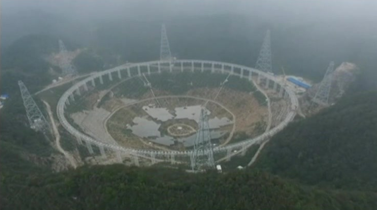 Chińczycy budują największy radioteleskop na świecie. Zobacz niesamowity film z drona
