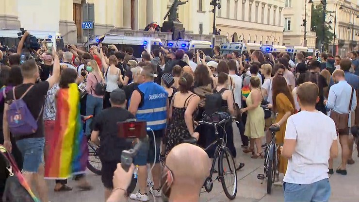Protest LGBT na Krakowskim Przedmieściu przeciwko aresztowaniu działacza