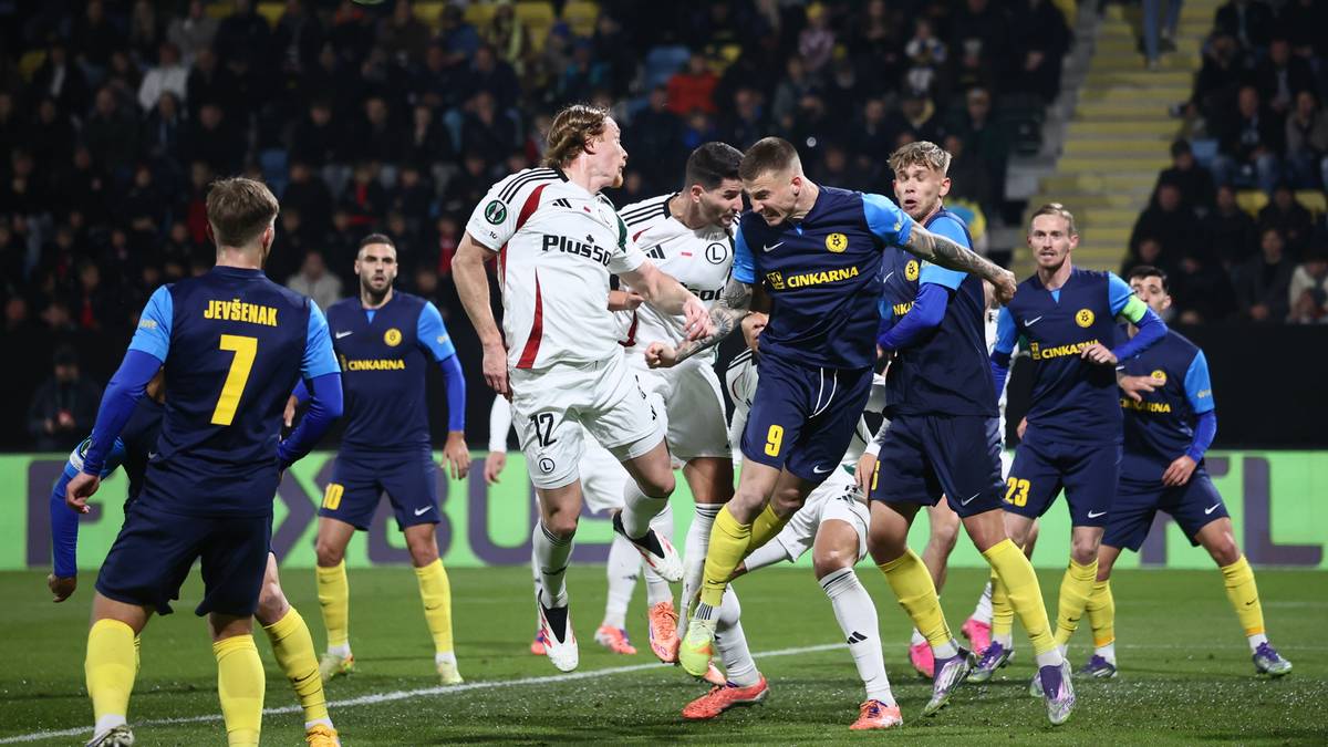 Piłkarze walczący o piłkę podczas meczu piłki nożnej.