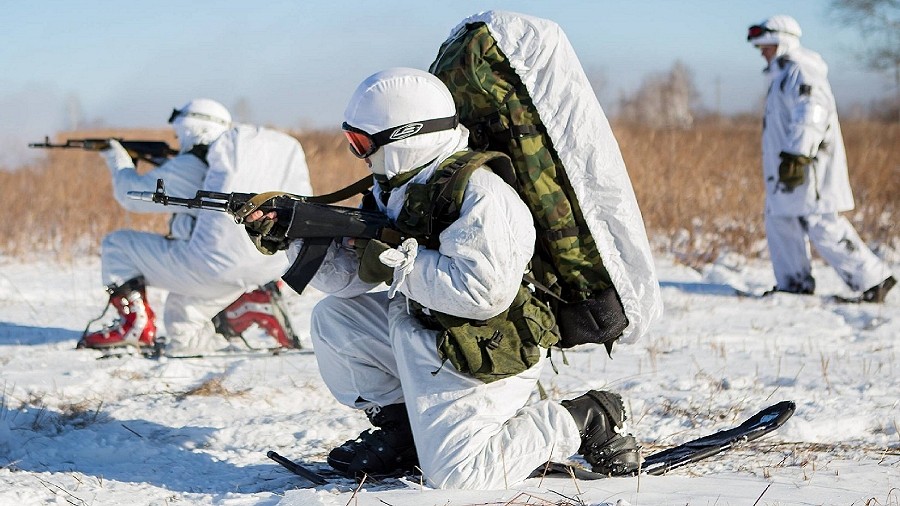 Rosyjscy arktyczni żołnierze, nazywani potocznie „białymi ludzikami”. Fot. Max Pixel.